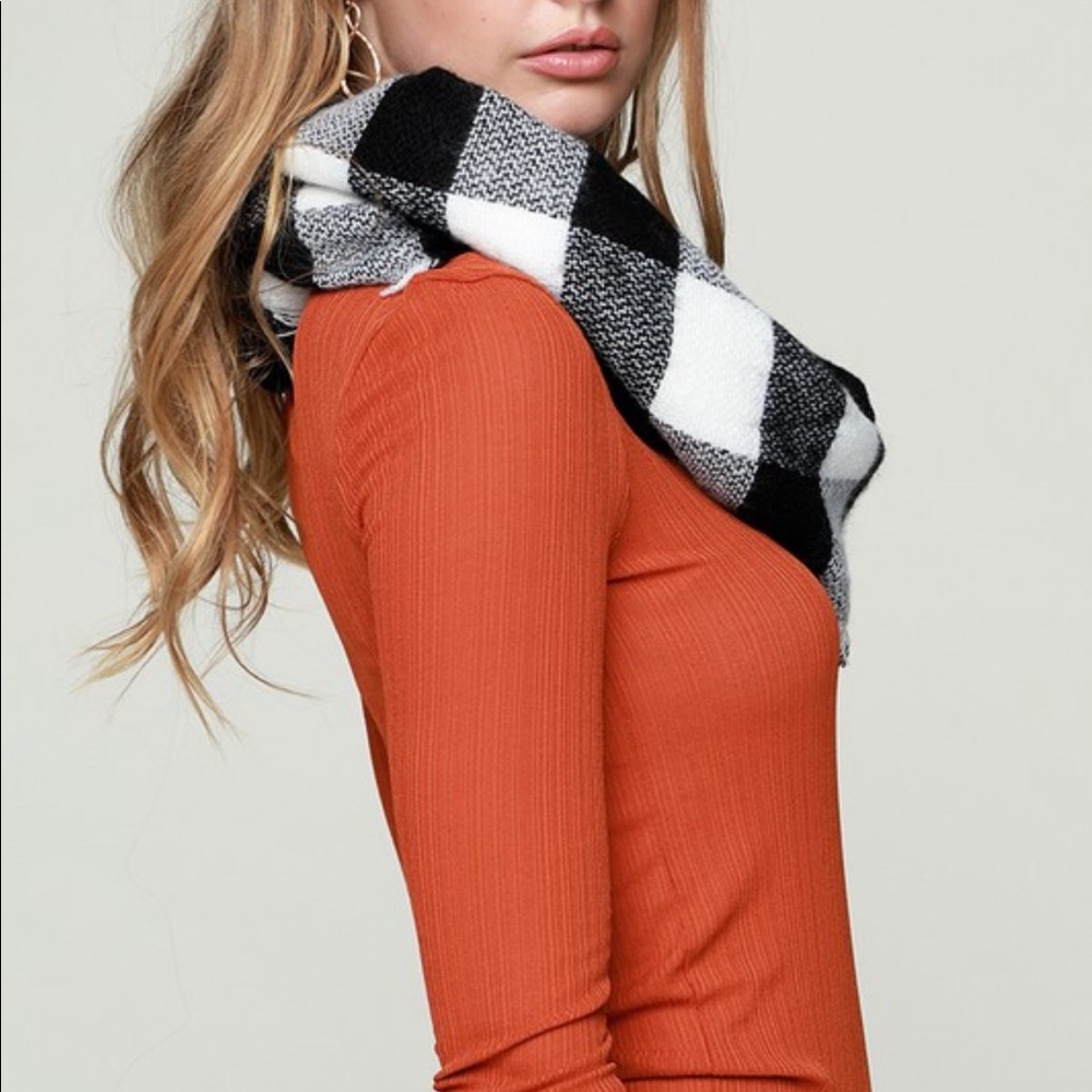 •LAST 1• Jocelyn B&W Buffalo Check Infinity Scarf - Picture 3 of 4